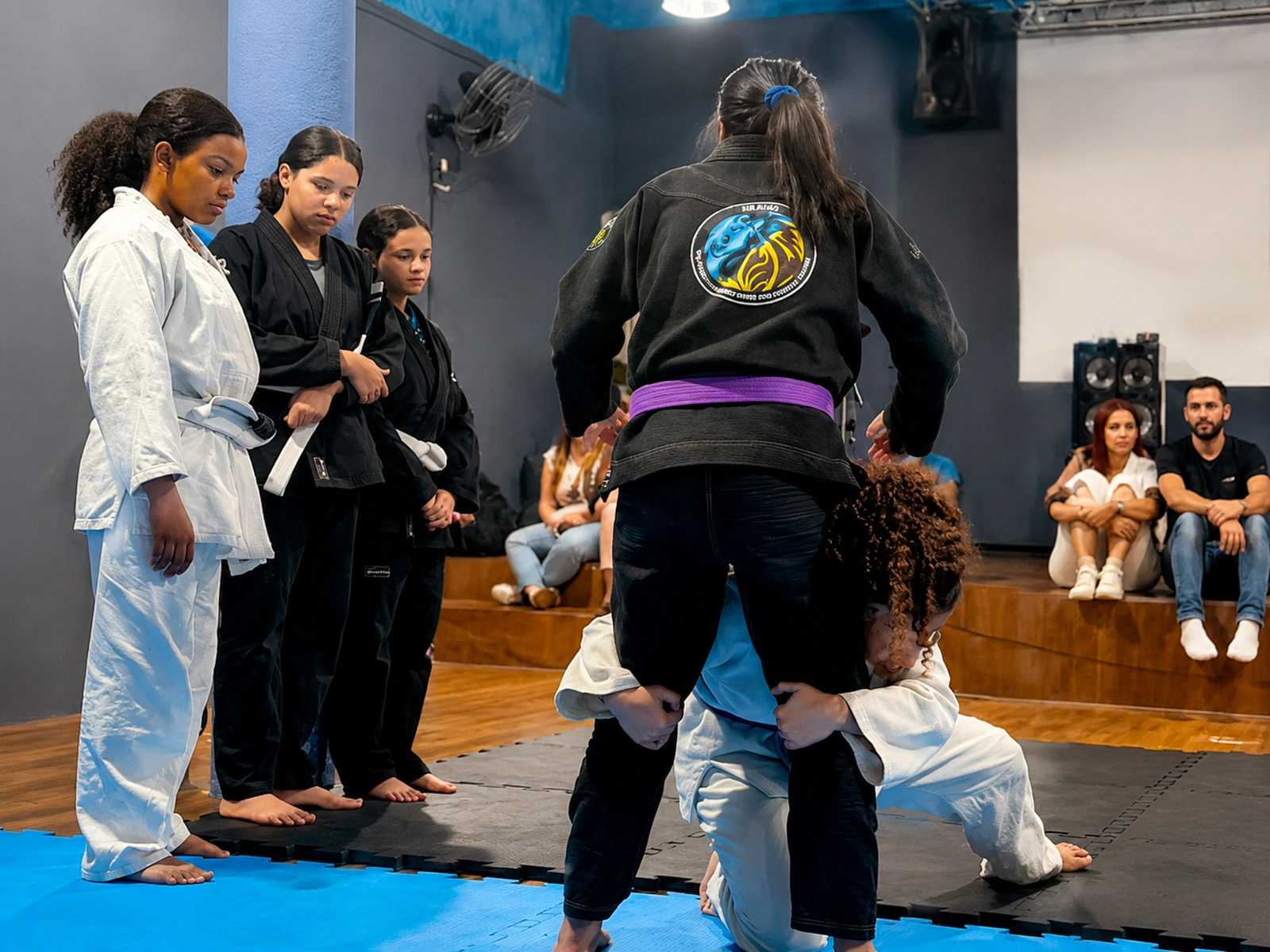 Mulheres praticando defesa pessoal
