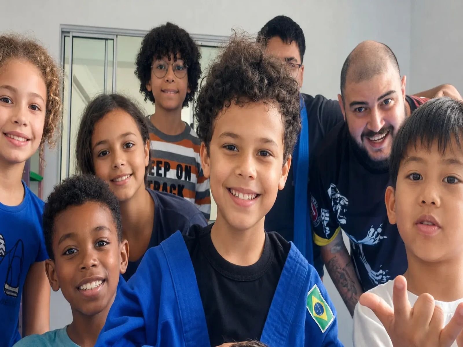 Crianças participando de atividade de Jiu-Jitsu