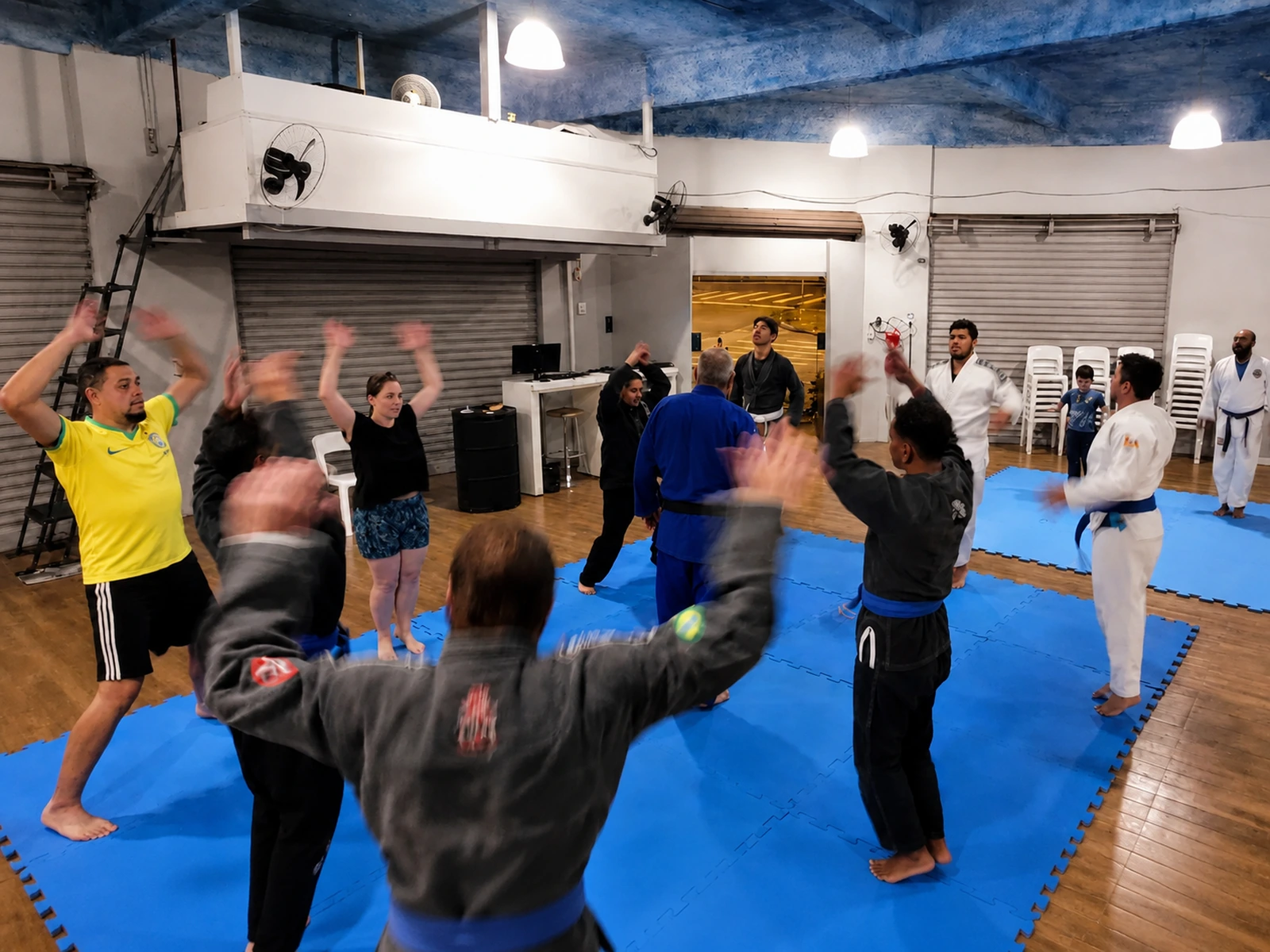 Jovens e adultos treinando Jiu-Jitsu
